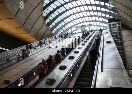 Leute auf Rolltreppen bei Canary Wharf U-Bahn, U-Bahn Station London England Vereinigtes Königreich Stockfoto