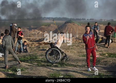 Der 29-Jahre-Palästinenser Saber al-Aschkar schleudert am 4. Januar 2019 bei Zusammenstößen mit israelischen Streitkräften entlang der Grenze zum Gazastreifen östlich von Gaza-Stadt Steine. (Foto von Majdi Fathi/NurPhoto) Stockfoto