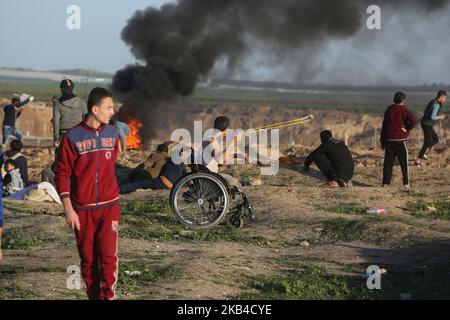 Der 29-Jahre-Palästinenser Saber al-Aschkar schleudert am 4. Januar 2019 bei Zusammenstößen mit israelischen Streitkräften entlang der Grenze zum Gazastreifen östlich von Gaza-Stadt Steine. (Foto von Majdi Fathi/NurPhoto) Stockfoto