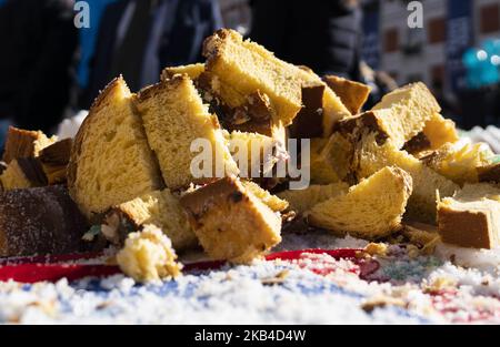 Der Roscon de Reyes zum Wohle der NGO Aldeas Infantiles in Zusammenarbeit mit dem Stadtrat von Madrid feiert ein weiteres Jahr in der überfüllten Puerta del Sol und verkostet einen großartigen Roscón de Reyes (runder Kuchen der drei Weisen). Eine Veranstaltung, die die Bevölkerung für die Bedeutung von Familienmomenten sensibilisiert, damit Kinder glücklich aufwachsen können, am 5. Januar 2019On 5. Januar 2019 in Madrid, Spanien 5. Januar 2019 (Foto von Oscar Gonzalez/NurPhoto) Stockfoto