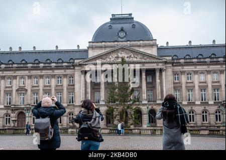 Januar 5., Brüssel. Am Vortag der Epiphaniefeier in Belgien war die belgische Hauptstadt ziemlich voll mit Touristen aus aller Welt. Die letzten Tage der Weihnachtsdekoration konnten die Menschen beim Essen einer Waffel und beim Fotografieren des Manneken Pis und vor dem Königspalast von Brüssel genießen. (Foto von Romy Arroyo Fernandez/NurPhoto) Stockfoto