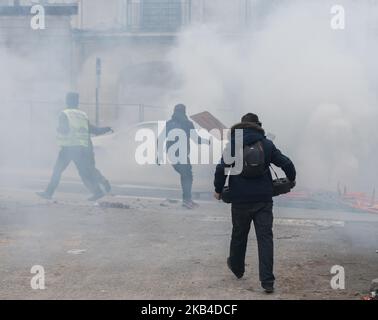 Eine regierungsfeindliche Protestkundige „Gelbweste“ (Gilets Jaunes) wird während einer Kundgebung am 5. Januar 2019 im französischen Nantes während eines landesweiten Demonstrationstages von einer Wolke aus Tränengas umschlint. (Foto von Estelle Ruiz/NurPhoto) Stockfoto