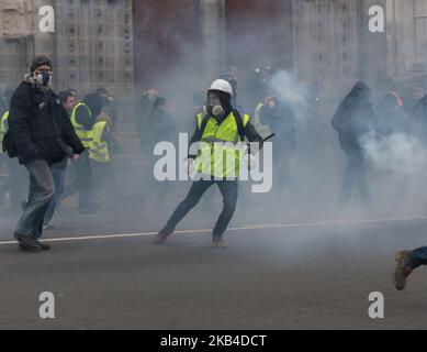 Eine regierungsfeindliche Protestkundige „Gelbweste“ (Gilets Jaunes) wird während einer Kundgebung am 5. Januar 2019 im französischen Nantes während eines landesweiten Demonstrationstages von einer Wolke aus Tränengas umschlint. (Foto von Estelle Ruiz/NurPhoto) Stockfoto