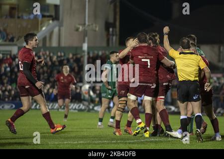 Munster-Spieler feiern das Tor beim Guinness PRO14-Spiel zwischen Connacht Rugby und Munster Rugby auf dem Sportplatz in Galway, Irland, am 5. Januar 2019 (Foto: Andrew Surma/NurPhoto) Stockfoto