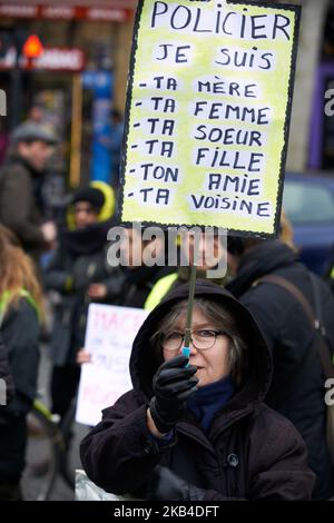 Eine Frau hält ein Plakat mit der Lektüre „Polizist, ich bin deine Mutter, deine Frau, deine Schwester, deine Tochter, Dein Freund, dein Nachbar'. Mehrere hundert Frauen, „Gelbwesten“, demonstrierten in Toulouse gegen Macrons Politik und gegen Polizeigewalt. Sie sagten, sie wollten ohne Männer protestieren, um Polizeigewalt zu vermeiden. Die „Gelbwesten“ begannen am 17. Dezember 2018 durch einen Protest gegen die Steuererhöhung auf Ölprodukte. Nun fordern die „Gelbwesten“ ein eingeleittes Bürgerreferendum (dh RIC) und den Rücktritt des französischen Präsidenten Macron. Am 6. Januar 2019 in Toulouse, Frankreich. (Foto von Alain Pitton/NurPhot Stockfoto