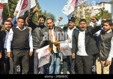 Aktivisten der All Assam Students' Union (AASU) verbrennen eine Kopie des Citizenship (Amendment) Bill, 2016, als sie Slogans gegen den Citizenship (Amendment) Bill, 2016, in Guwahati, Assam, Indien, erheben. Januar 7, 2019. (Foto von David Talukdar/NurPhoto) Stockfoto