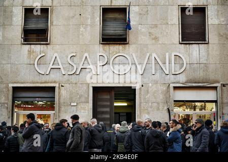 Aktivisten des rechtsextremen Flügels von Casapound versammeln sich vor dem Parteizentrale vor dem 41.. Jahrestag der Tötung von AccaLarentia in Rom, Italien, am 07. Januar 2019. Die Morde an Acca Larentia beziehen sich auf die politische Tötung von drei faschistischen Aktivisten - Franco Bigonzetti, Francesco Ciavatta und Stefano Recchioni - von der Jugendfront der italienischen Sozialbewegung am Abend des 7. Januar 1978 in Rom. In den vergangenen Jahren haben italienische rechtsextreme Bewegungen wie Casapound die Accaa Larentiaâ €™s Jubiläum als ein Hauptereignis in ihrer politischen Agenda, die Sammlung von Tausenden von Militanten aus allen Stockfoto