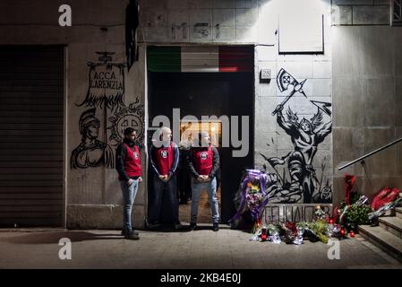 Aktivisten des rechtsextremen Flügels von Casapound versammeln sich vor dem ehemaligen Parteisekt der MSI (Italienische Sozialbewegung) vor dem 41.. Jahrestag der Tötung von AccaLarentia in Rom, Italien, am 07. Januar 2019. Die Morde an Acca Larentia beziehen sich auf die politische Tötung von drei faschistischen Aktivisten - Franco Bigonzetti, Francesco Ciavatta und Stefano Recchioni - von der Jugendfront der italienischen Sozialbewegung am Abend des 7. Januar 1978 in Rom. In den vergangenen Jahren haben italienische rechtsextreme Bewegungen wie Casapound die Acca Larentiaâ €™s Jubiläum als ein Hauptereignis in ihrer politischen Agenda, die Erhebung thous Stockfoto