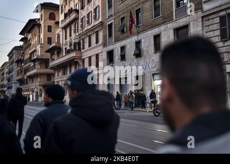 Aktivisten des rechtsextremen Flügels von Casapound versammeln sich vor dem Parteizentrale vor dem 41.. Jahrestag der Tötung von AccaLarentia in Rom, Italien, am 07. Januar 2019. Die Morde an Acca Larentia beziehen sich auf die politische Tötung von drei faschistischen Aktivisten - Franco Bigonzetti, Francesco Ciavatta und Stefano Recchioni - von der Jugendfront der italienischen Sozialbewegung am Abend des 7. Januar 1978 in Rom. In den vergangenen Jahren haben italienische rechtsextreme Bewegungen wie Casapound die Accaa Larentiaâ €™s Jubiläum als ein Hauptereignis in ihrer politischen Agenda, die Sammlung von Tausenden von Militanten aus allen Stockfoto