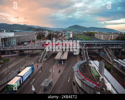 Freiburg im Breisgau, Deutschland - 10. Oktober 2022: Morgenansicht des Zug- und Busbahnhofs in Freiburg im Breisgau, Deutschland Stockfoto