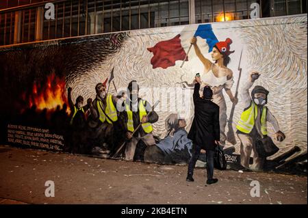 PBOY (Pascal Boyart), der Straßenkünstler des Freskens „La liberté guidant le Peuple“ (Freiheit, die das Volk führt), zieht Hunderte neugieriger Pariser Spieler an, die auf der Suche nach dem Rätsel sind, das sich im Fresko verbirgt, das in der zeitgenössischen Version der Gelben Westen das berühmte Gemälde von Eugène Delacroix wiedergibt. Der Gewinner wird am 10. Januar 2019 in Paris, Frankreich, 0,26btc (1000 Dollar) gewinnen. (Foto von Daniel Pier/NurPhoto) Stockfoto