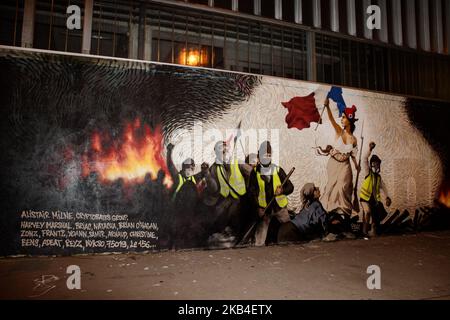 PBOY (Pascal Boyart), der Straßenkünstler des Freskens „La liberté guidant le Peuple“ (Freiheit, die das Volk führt), zieht Hunderte neugieriger Pariser Spieler an, die auf der Suche nach dem Rätsel sind, das sich im Fresko verbirgt, das in der zeitgenössischen Version der Gelben Westen das berühmte Gemälde von Eugène Delacroix wiedergibt. Der Gewinner wird am 10. Januar 2019 in Paris, Frankreich, 0,26btc (1000 Dollar) gewinnen. (Foto von Daniel Pier/NurPhoto) Stockfoto