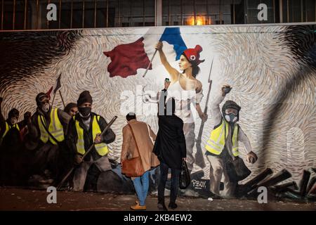 PBOY (Pascal Boyart), der Straßenkünstler des Freskens „La liberté guidant le Peuple“ (Freiheit, die das Volk führt), zieht Hunderte neugieriger Pariser Spieler an, die auf der Suche nach dem Rätsel sind, das sich im Fresko verbirgt, das in der zeitgenössischen Version der Gelben Westen das berühmte Gemälde von Eugène Delacroix wiedergibt. Der Gewinner wird am 10. Januar 2019 in Paris, Frankreich, 0,26btc (1000 Dollar) gewinnen. (Foto von Daniel Pier/NurPhoto) Stockfoto