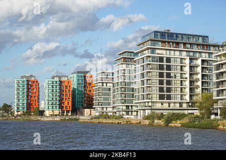 Die River Gardens und die Wohnhäuser von Enderby Wharf in Greenwich, London, Großbritannien Stockfoto