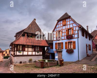 Gueberschwihr, Frankreich - 11. Oktober 2022: Traditionelle historische Häuser im Dorf Gueberschwihr im Elsass, Frankreich Stockfoto