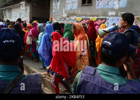 Bangladeschische Bekleidungsarbeiter rufen am 12. Januar 2019 in Dhaka, Bangladesch, bei einer Demonstration zur Forderung höherer Löhne Parolen aus, als sie eine Straße blockieren (Foto: Mamunur Rashid/NurPhoto) Stockfoto