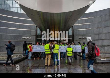 Januar 12., Brüssel. Einige der gelben Westen versammelten sich um den Simon Bolivar Platz, um über neue Aktionen, potenzielle Vertreter der Bewegung und mehr zu diskutieren. Das Treffen wurde rechtlich genehmigt und friedlich geführt. Danach gingen sie zum Gas- und Energiekonzern Engie-Gebäude, und danach gingen sie zum Proximus-Gebäude, nachdem das Unternehmen einen Umstrukturierungsplan angekündigt hatte. (Foto von Romy Arroyo Fernandez/NurPhoto) Stockfoto