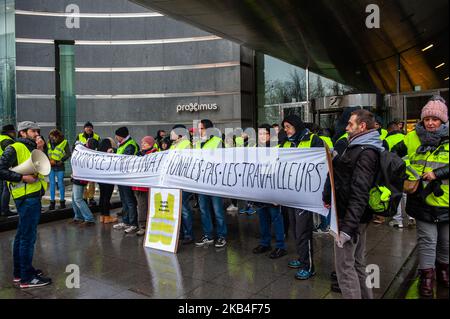 Januar 12., Brüssel. Einige der gelben Westen versammelten sich um den Simon Bolivar Platz, um über neue Aktionen, potenzielle Vertreter der Bewegung und mehr zu diskutieren. Das Treffen wurde rechtlich genehmigt und friedlich geführt. Danach gingen sie zum Gas- und Energiekonzern Engie-Gebäude, und danach gingen sie zum Proximus-Gebäude, nachdem das Unternehmen einen Umstrukturierungsplan angekündigt hatte. (Foto von Romy Arroyo Fernandez/NurPhoto) Stockfoto