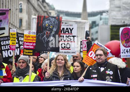 Menschen mit Plakaten nehmen an einer Demonstration im Zentrum von London am 12. Januar 2019 Teil. Die Demonstration wurde gegen Sparmaßnahmen abgehalten, als die Demonstranten eine britische Parlamentswahl forderten. Die von der Volksversammlung organisierte Demonstration umfasst einen Auftritt von zwei der 'Gilets Jaunes', die aus Frankreich kommen, um sich solidarisch mit Anti-Austeritätsaktivisten zu zeigen, die in der Hauptstadt protestieren. (Foto von Alberto Pezzali/NurPhoto) Stockfoto