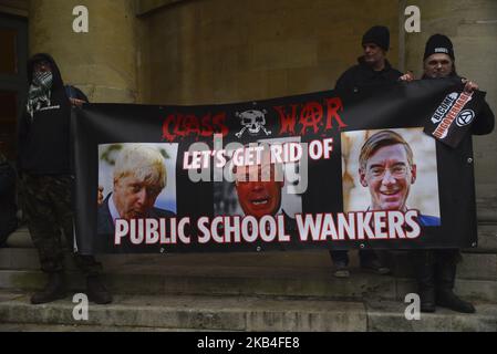 Menschen mit Plakaten nehmen an einer Demonstration im Zentrum von London am 12. Januar 2019 Teil. Die Demonstration wurde gegen Sparmaßnahmen abgehalten, als die Demonstranten eine britische Parlamentswahl forderten. Die von der Volksversammlung organisierte Demonstration umfasst einen Auftritt von zwei der 'Gilets Jaunes', die aus Frankreich kommen, um sich solidarisch mit Anti-Austeritätsaktivisten zu zeigen, die in der Hauptstadt protestieren. (Foto von Alberto Pezzali/NurPhoto) Stockfoto