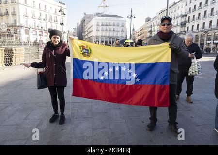 Am 13. Januar 2019 nahmen Menschen an einer von venezolanischen Bürgern gegen Präsident Nicolas Maduro einberufen Demonstration in Madrid Teil. - Maduro, 56, wurde am 10. Januar 2019 für eine zweite Amtszeit vereidigt, nachdem er im Mai eine umstrittene Wahl gewonnen hatte, die von der Opposition boykottiert wurde und einen Betrug durch die Vereinigten Staaten, die Europäische Union und die Organisation amerikanischer Staaten brandmarkte. (Foto von Oscar Gonzalez/NurPhoto) Stockfoto