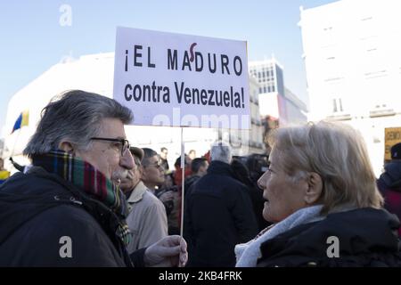 Am 13. Januar 2019 nahmen Menschen an einer von venezolanischen Bürgern gegen Präsident Nicolas Maduro einberufen Demonstration in Madrid Teil. - Maduro, 56, wurde am 10. Januar 2019 für eine zweite Amtszeit vereidigt, nachdem er im Mai eine umstrittene Wahl gewonnen hatte, die von der Opposition boykottiert wurde und einen Betrug durch die Vereinigten Staaten, die Europäische Union und die Organisation amerikanischer Staaten brandmarkte. (Foto von Oscar Gonzalez/NurPhoto) Stockfoto