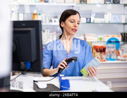 Selbstbewusste Apothekerin, die an der Kasse arbeitet Stockfoto