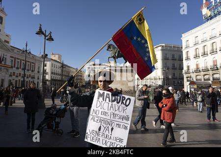 Am 13. Januar 2019 nahmen Menschen an einer von venezolanischen Bürgern gegen Präsident Nicolas Maduro einberufen Demonstration in Madrid Teil. - Maduro, 56, wurde am 10. Januar 2019 für eine zweite Amtszeit vereidigt, nachdem er im Mai eine umstrittene Wahl gewonnen hatte, die von der Opposition boykottiert wurde und einen Betrug durch die Vereinigten Staaten, die Europäische Union und die Organisation amerikanischer Staaten brandmarkte. (Foto von Oscar Gonzalez/NurPhoto) Stockfoto