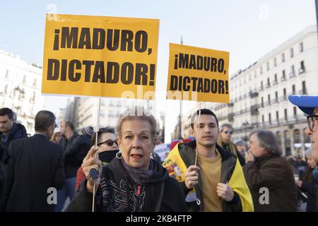 Am 13. Januar 2019 nahmen Menschen an einer von venezolanischen Bürgern gegen Präsident Nicolas Maduro einberufen Demonstration in Madrid Teil. - Maduro, 56, wurde am 10. Januar 2019 für eine zweite Amtszeit vereidigt, nachdem er im Mai eine umstrittene Wahl gewonnen hatte, die von der Opposition boykottiert wurde und einen Betrug durch die Vereinigten Staaten, die Europäische Union und die Organisation amerikanischer Staaten brandmarkte. (Foto von Oscar Gonzalez/NurPhoto) Stockfoto