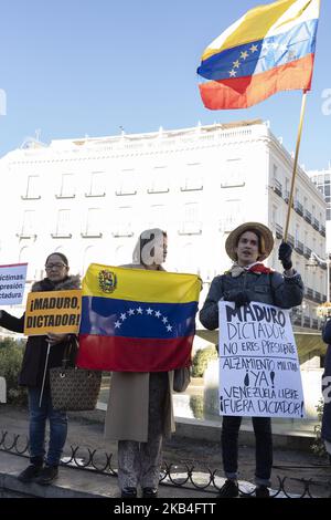 Am 13. Januar 2019 nahmen Menschen an einer von venezolanischen Bürgern gegen Präsident Nicolas Maduro einberufen Demonstration in Madrid Teil. - Maduro, 56, wurde am 10. Januar 2019 für eine zweite Amtszeit vereidigt, nachdem er im Mai eine umstrittene Wahl gewonnen hatte, die von der Opposition boykottiert wurde und einen Betrug durch die Vereinigten Staaten, die Europäische Union und die Organisation amerikanischer Staaten brandmarkte. (Foto von Oscar Gonzalez/NurPhoto) Stockfoto