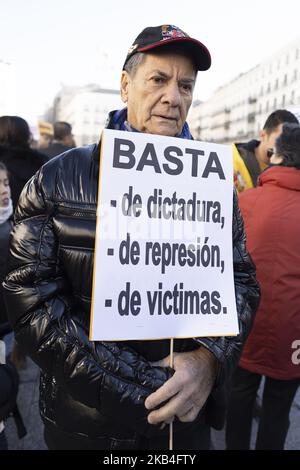 Am 13. Januar 2019 nahmen Menschen an einer von venezolanischen Bürgern gegen Präsident Nicolas Maduro einberufen Demonstration in Madrid Teil. - Maduro, 56, wurde am 10. Januar 2019 für eine zweite Amtszeit vereidigt, nachdem er im Mai eine umstrittene Wahl gewonnen hatte, die von der Opposition boykottiert wurde und einen Betrug durch die Vereinigten Staaten, die Europäische Union und die Organisation amerikanischer Staaten brandmarkte. (Foto von Oscar Gonzalez/NurPhoto) Stockfoto