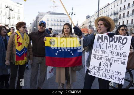 Am 13. Januar 2019 nahmen Menschen an einer von venezolanischen Bürgern gegen Präsident Nicolas Maduro einberufen Demonstration in Madrid Teil. - Maduro, 56, wurde am 10. Januar 2019 für eine zweite Amtszeit vereidigt, nachdem er im Mai eine umstrittene Wahl gewonnen hatte, die von der Opposition boykottiert wurde und einen Betrug durch die Vereinigten Staaten, die Europäische Union und die Organisation amerikanischer Staaten brandmarkte. (Foto von Oscar Gonzalez/NurPhoto) Stockfoto