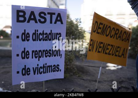 Am 13. Januar 2019 nahmen Menschen an einer von venezolanischen Bürgern gegen Präsident Nicolas Maduro einberufen Demonstration in Madrid Teil. - Maduro, 56, wurde am 10. Januar 2019 für eine zweite Amtszeit vereidigt, nachdem er im Mai eine umstrittene Wahl gewonnen hatte, die von der Opposition boykottiert wurde und einen Betrug durch die Vereinigten Staaten, die Europäische Union und die Organisation amerikanischer Staaten brandmarkte. (Foto von Oscar Gonzalez/NurPhoto) Stockfoto