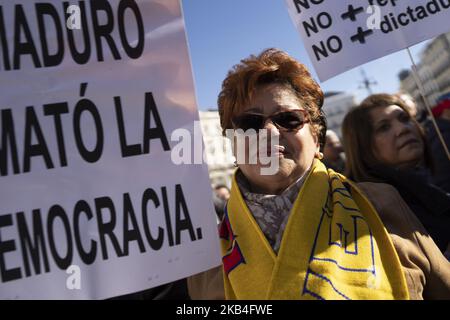 Am 13. Januar 2019 nahmen Menschen an einer von venezolanischen Bürgern gegen Präsident Nicolas Maduro einberufen Demonstration in Madrid Teil. - Maduro, 56, wurde am 10. Januar 2019 für eine zweite Amtszeit vereidigt, nachdem er im Mai eine umstrittene Wahl gewonnen hatte, die von der Opposition boykottiert wurde und einen Betrug durch die Vereinigten Staaten, die Europäische Union und die Organisation amerikanischer Staaten brandmarkte. (Foto von Oscar Gonzalez/NurPhoto) Stockfoto