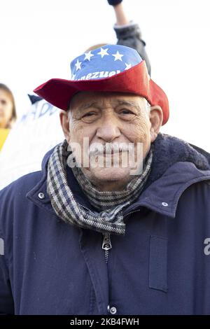 Am 13. Januar 2019 nahmen Menschen an einer von venezolanischen Bürgern gegen Präsident Nicolas Maduro einberufen Demonstration in Madrid Teil. - Maduro, 56, wurde am 10. Januar 2019 für eine zweite Amtszeit vereidigt, nachdem er im Mai eine umstrittene Wahl gewonnen hatte, die von der Opposition boykottiert wurde und einen Betrug durch die Vereinigten Staaten, die Europäische Union und die Organisation amerikanischer Staaten brandmarkte. (Foto von Oscar Gonzalez/NurPhoto) Stockfoto