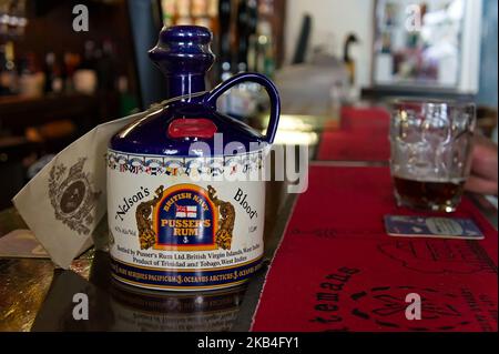 British Pusser's Rum Krug an der Bar im Pub. Stockfoto