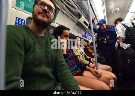 Am 13. Januar 2019 nehmen die Menschen an dem jährlichen „No Trousers on the Tube Day“ (No Pants Subway Ride) der Londoner U-Bahn-Jubilee Line Teil, bei dem sie am Canary Wharf in London für Fotos posieren. Der No Pants Day (Hose in UK) ist eine jährliche Veranstaltung, die in verschiedenen Ländern stattgefunden hat. Es erfordert, dass in der Öffentlichkeit nur Unterwäsche im unteren Körperbereich getragen wird. (Foto von Alberto Pezzali/NurPhoto) Stockfoto