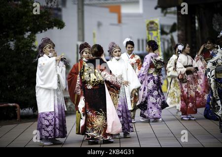 Japanische neue Erwachsene, die Kimonos tragen, feiern am 13. Januar 2019 in Chatan, Okinawa City, Japan, die Feier des kommenden Alterstages. Der Coming of Age Day ist der Tag, an dem junge Menschen gefeiert werden, die das 20. Lebensjahr erreicht haben, das offizielle Erwachsenenalter in Japan. (Foto von Richard Atrero de Guzman/nur Photo ) Stockfoto