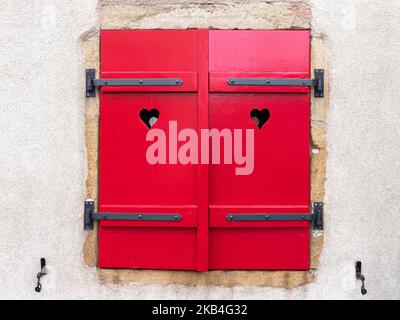 Geschlossene rote Fensterläden mit Herzen im Elsass, Frankreich Stockfoto