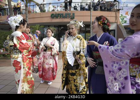 Neue Erwachsene in Okinawan, die Kimonos tragen, feiern am 13. Januar 2019 in Chatan, Okinawa City, Japan, die Feier des kommenden Alters. Der Coming of Age Day ist der Tag, an dem junge Menschen gefeiert werden, die in Japan das 20. Lebensjahr erreicht haben, also das Erwachsenenalter, an dem sie legal rauchen, Alkohol trinken und abstimmen dürfen. (Foto von Richard Atrero de Guzman/nur Photo ) Stockfoto
