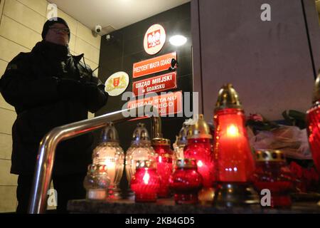 Menschen, die vor dem Danziger Rathaus Blumen liegen und Kerzen anzünden, werden am 14. Januar 2019 in Danzig, Polen, gesehen.Bürger ehren den am 13.. Januar ermordeten Bürgermeister Pawel Adamowicz, der während der Wohltätigkeitsveranstaltung von dem Mann erstochen wurde (Foto: Michal Fludra/NurPhoto) Stockfoto