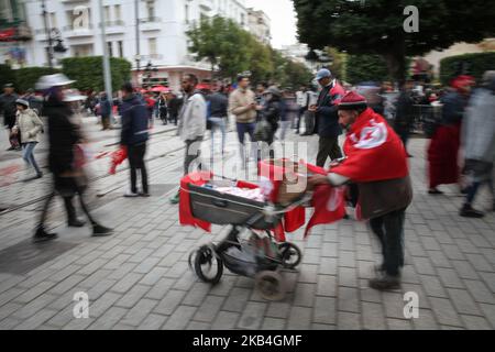 Ein älterer Mann verkauft am 14. Januar 2019 auf der Avenue Habib Bourguiba in Tunis tunesische Flaggen, während der Feierlichkeiten zum Tag der Revolution, dem Jahrestag des Sturzes des 23-jährigen Präsidenten des tunesischen Diktators Zine el-Abidine Ben Ali. (Foto von Chedly Ben Ibrahim/NurPhoto) Stockfoto