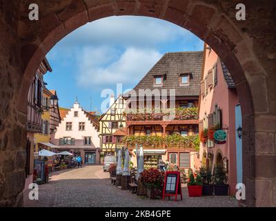 Turckheim, Frankreich - 12. Oktober 2022: Blick durch die Stadttore auf die alte mittelalterliche Stadt Turckheim im Elsass. Stockfoto