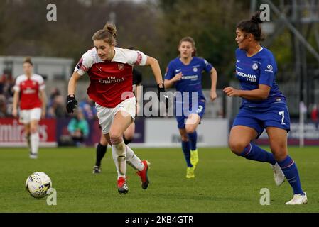 BOREHAMWOOD, ENGLAND, 13.. Januar Vivianne Miedema von Arsenal gegen Jess Carter von Chelsea während des Fußballspiels der FA Women's Super League zwischen Arsenal Women und Chelsea Women im Meadow Park am 13.. Januar in Borehamwood, England. (Foto von Action Foto Sport/NurPhoto) Stockfoto