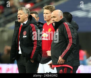 London, England - 13. Januar 2019 Ole Gunnar Solskjr, Manager von L-R Manchester United (Hausmeister) Scott McTominary von Manchester United und Mike Phelan, Trainer der ersten Mannschaft während der englischen Premier League zwischen Tottenham Hotspur und Manchester United am 13. Januar 2019 im Wembley-Stadion in London, England (Foto by Action Foto Sport/NurPhoto) Stockfoto