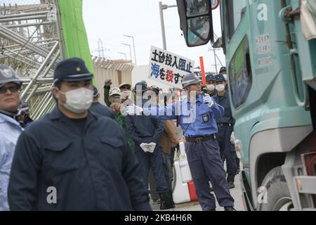 Demonstranten der Anti-US-Basis veranstalten am 15. Januar 2019 in Nago, Präfektur Okinawa, Japan, eine Kundgebung vor dem Tor des US-Basislagers Schwab. Die Demonstranten versuchen zu blockieren, um den Durchgang von Baufahrzeugen zu verzögern, die mit Steinen, Sand und Boden beladen sind, die von der japanischen Regierung für die Verlegung des laufenden Baus der neuen US-Marinesoldaten-Flugstützstation in Henoko mobilisiert wurden. (Foto: Richard Atrero de Guzman/NurPhoto) Stockfoto