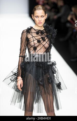 Ein Model läuft auf der Irene Luft Fashion Show während der Mercedes Benz Fashion Week Berlin Herbst/Winter 2019/2020 am 15. Januar 2019 im E-Werk in Berlin. (Foto von Emmanuele Contini/NurPhoto) Stockfoto