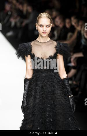 Ein Model läuft auf der Irene Luft Fashion Show während der Mercedes Benz Fashion Week Berlin Herbst/Winter 2019/2020 am 15. Januar 2019 im E-Werk in Berlin. (Foto von Emmanuele Contini/NurPhoto) Stockfoto