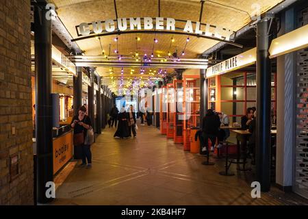 Gurcumber Alley Food Court im Thomas Neals Centre, London, England, Großbritannien Stockfoto