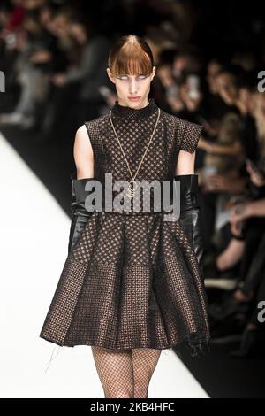 Ein Model läuft auf der Irene Luft Fashion Show während der Mercedes Benz Fashion Week Berlin Herbst/Winter 2019/2020 am 15. Januar 2019 im E-Werk in Berlin. (Foto von Emmanuele Contini/NurPhoto) Stockfoto